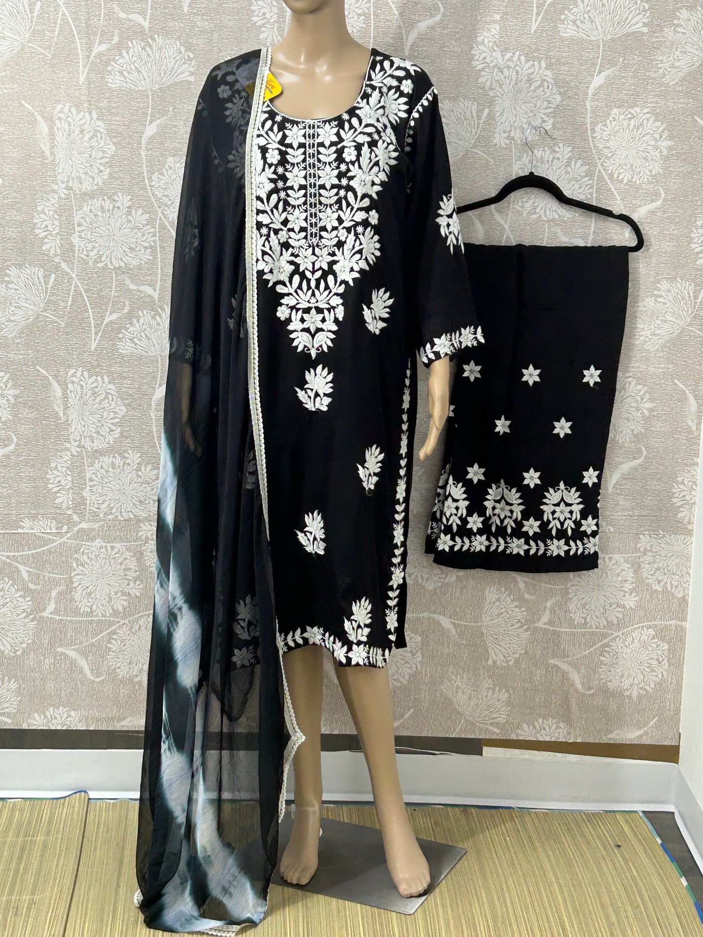 Gulab : Chikankari Kurti set