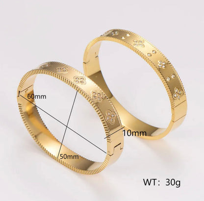 Manifest Luck - Clover Bangle