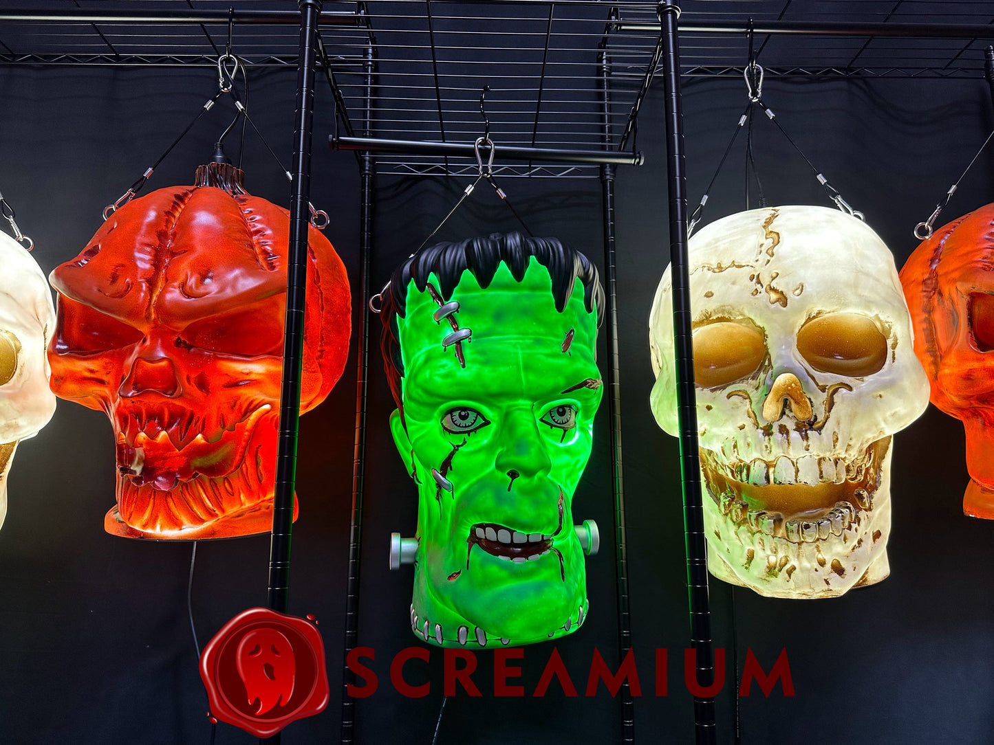 Giant Skull Pendant Lantern Prop 20-Inch-Tall Waterproof Outdoor Halloween Decoration