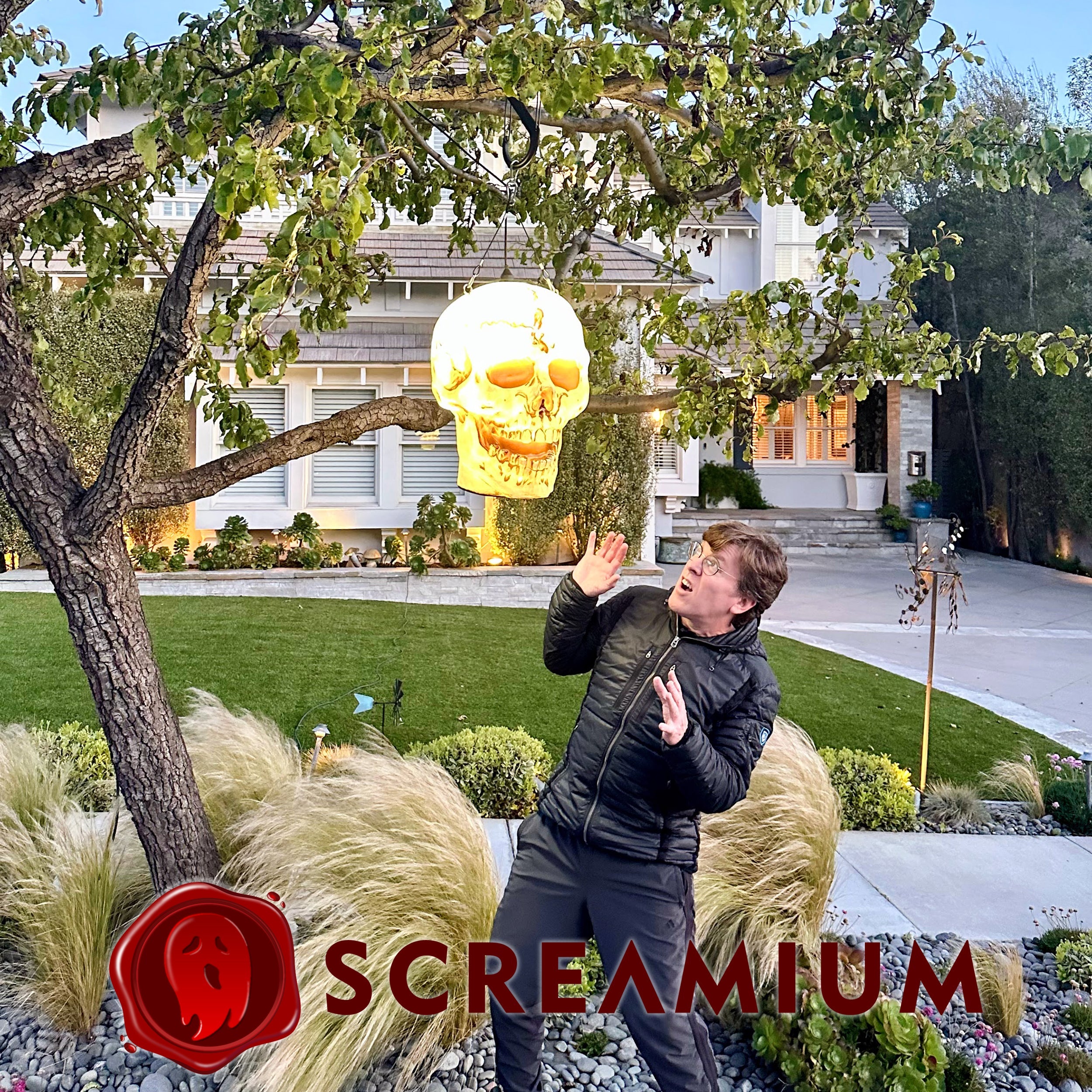 Giant Skull Pendant Lantern Prop 20-Inch-Tall Waterproof Outdoor Halloween Decoration